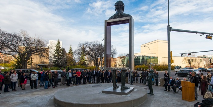 InScope by Dam de Nogales, in front of the Li Ka Shing Centre for Health and Research Innovation, University of Alberta (2015).